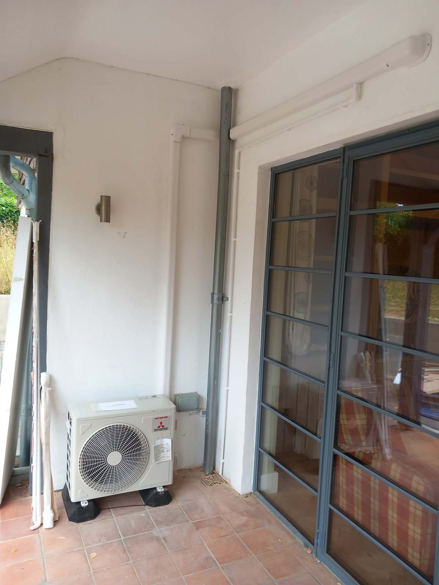 Heat pump engineer testing system pressures with digital manifold during servicing