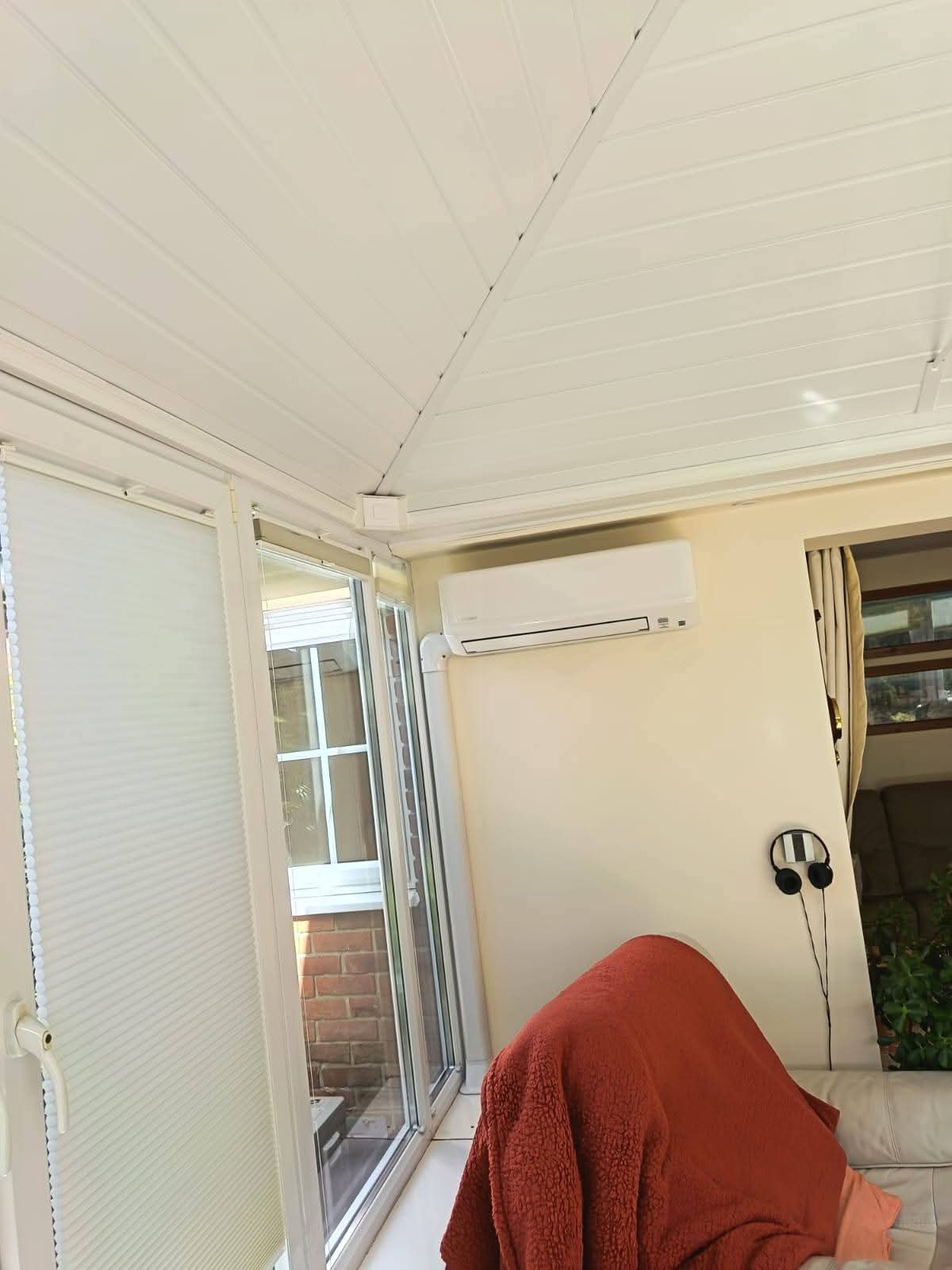 Multi-split outdoor air conditioning unit serving multiple indoor zones at a Hampshire home